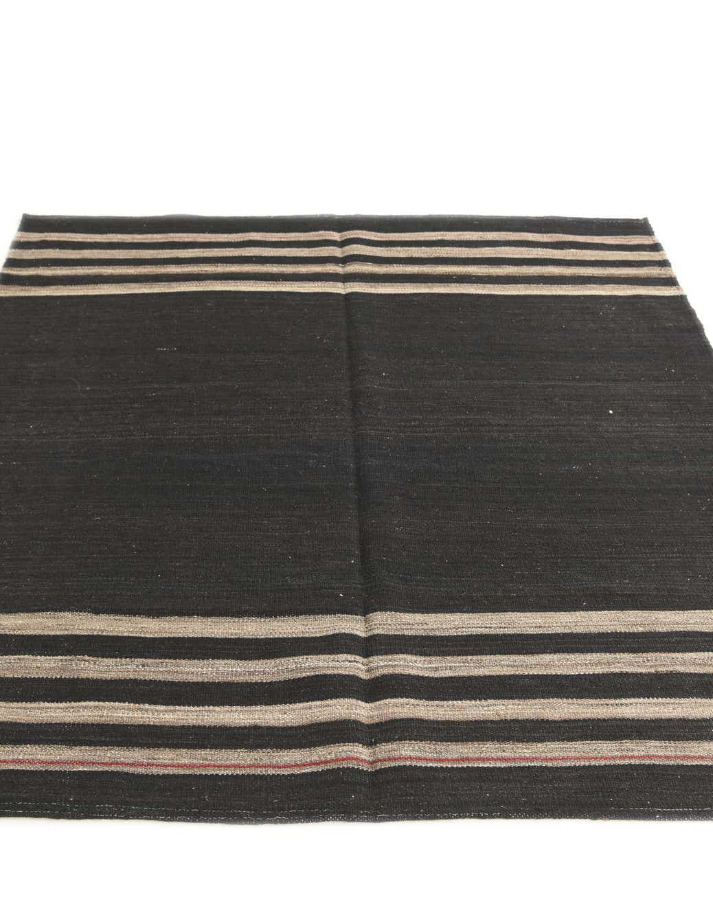 Rechteck Handgeflochten Teppich Kelim Modern in Schwarz von Hadorn™ - Lifestyle Image