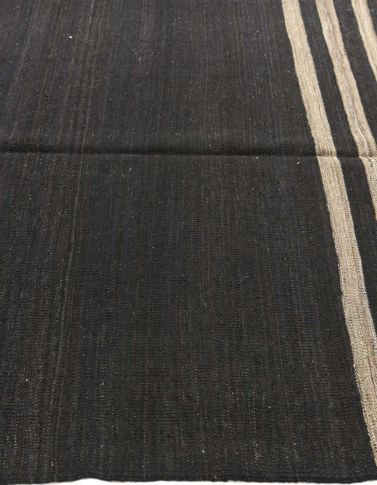 Rechteck Handgeflochten Teppich Kelim Modern in Schwarz von Hadorn™ - Lifestyle Image