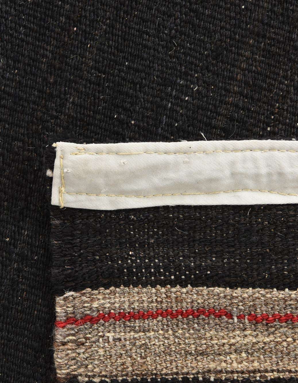 Rechteck Handgeflochten Teppich Kelim Modern in Schwarz von Hadorn™ - Lifestyle Image