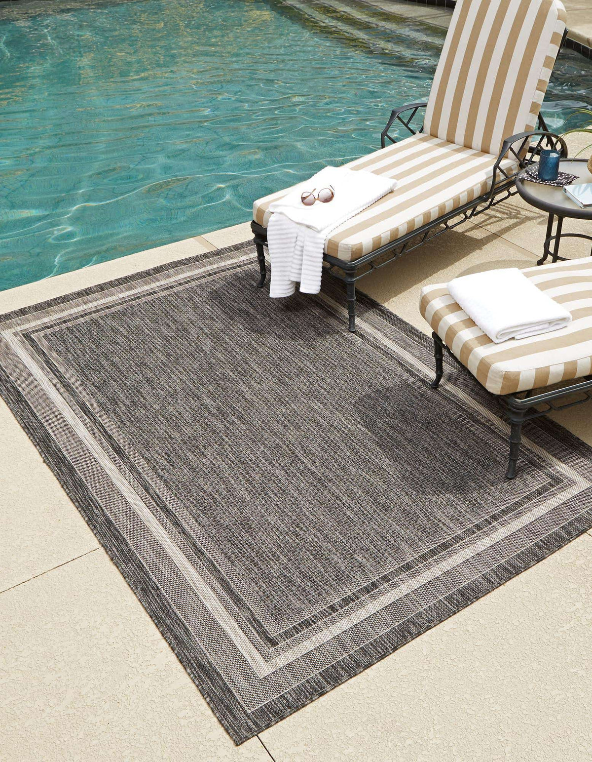 Rechteck Outdoor Teppich Tulum Outdoor Border in Schwarz von Hadorn™ - Lifestyle Image