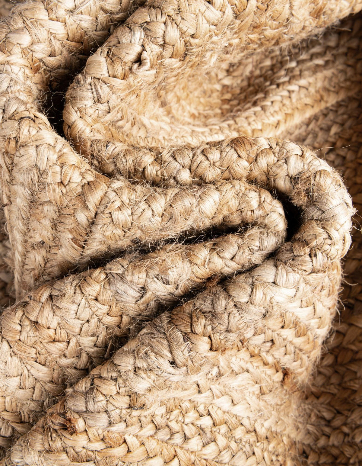 Rechteck Teppich Braided Jute in Natürlich von Hadorn™ - Lifestyle Image
