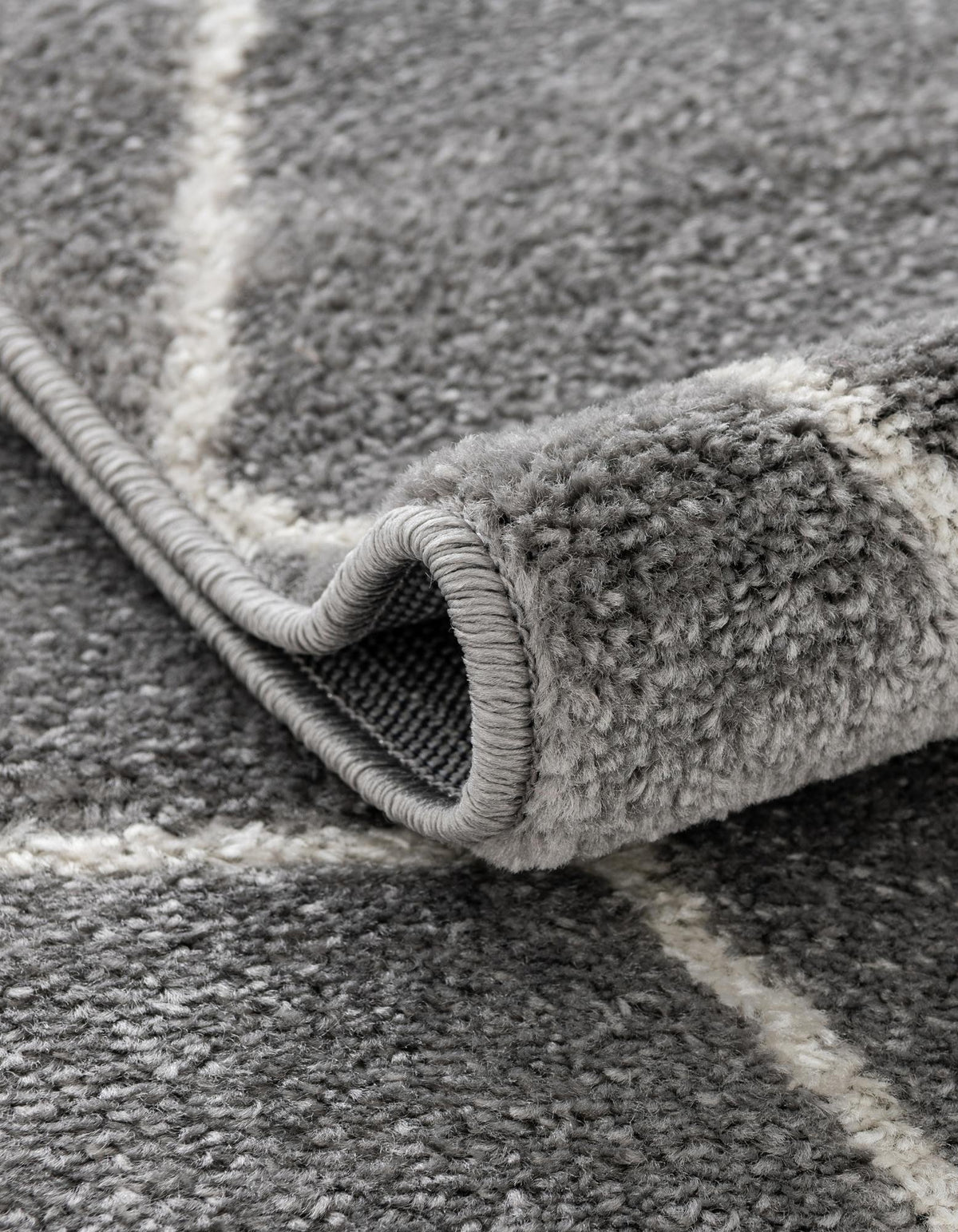 Rechteck Teppich Trellis Frieze in Hellgrau von Hadorn™ - Lifestyle Image