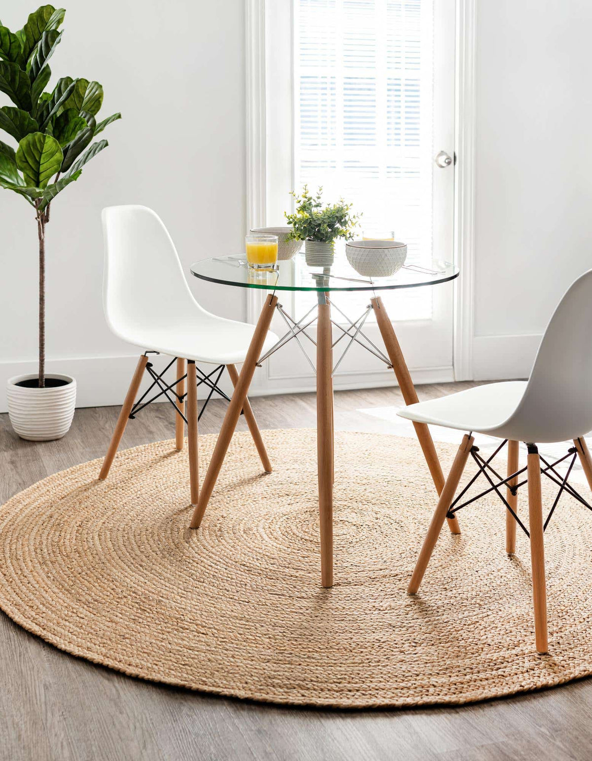 Rund Handgeflochten Teppich Braided Jute in Natürlich von Hadorn™ - Lifestyle Image