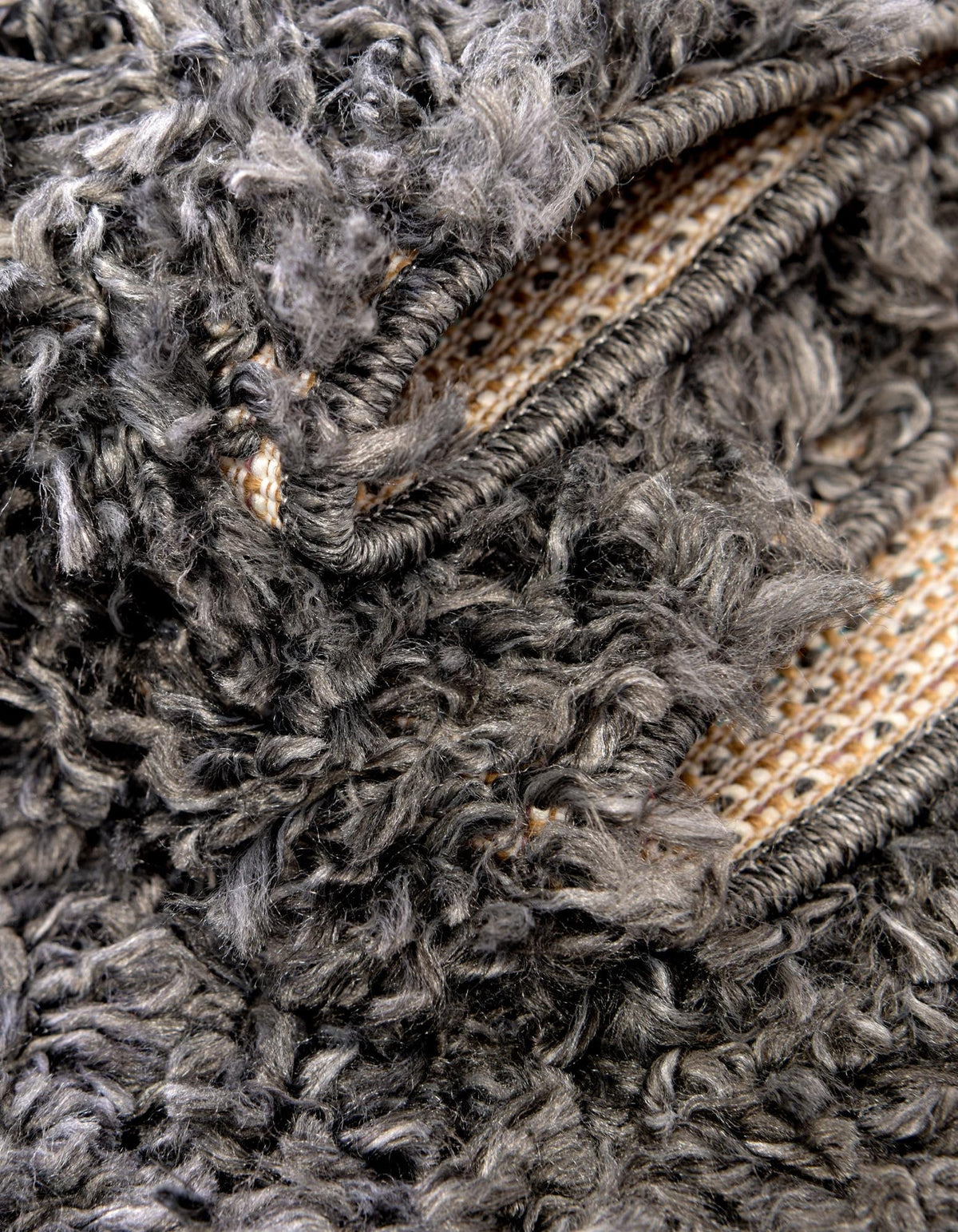 Quadratisch Hochflorteppich Zermatt Shag in Grau von Hadorn™ - Lifestyle Image