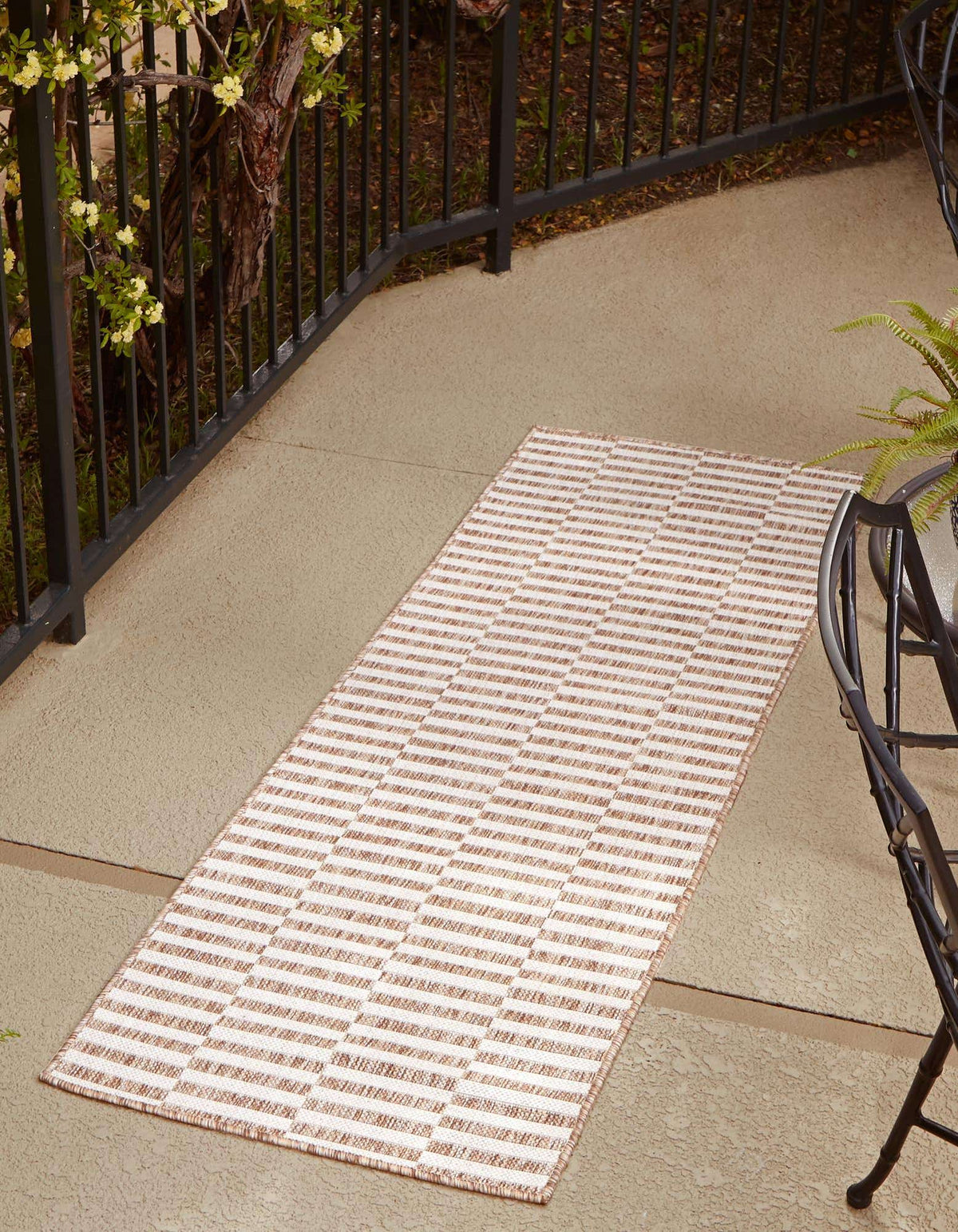 Läufer Outdoor Teppich Tulum Outdoor in Taupe von Hadorn™ - Lifestyle Image