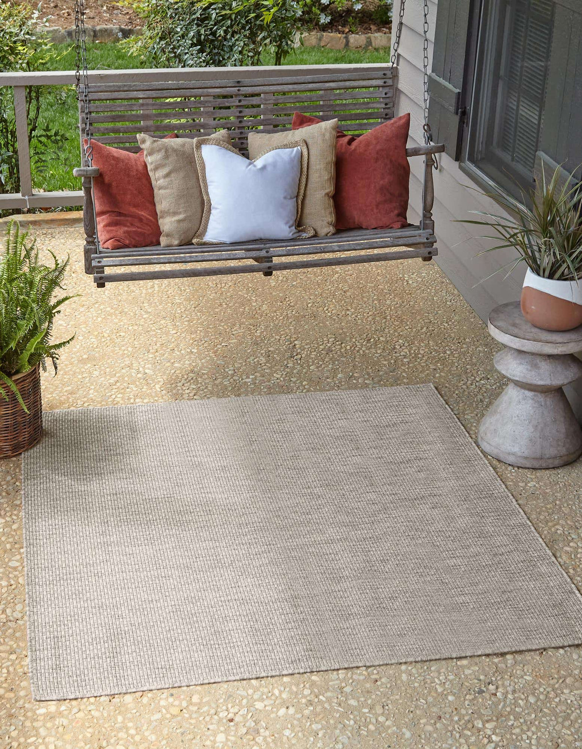 Quadratisch Outdoor Teppich Tulum Outdoor in Hellgrau von Hadorn™ - Lifestyle Image