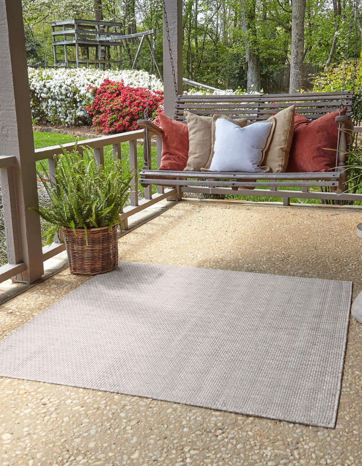 Quadratisch Outdoor Teppich Tulum Outdoor in Hellgrau von Hadorn™ - Lifestyle Image