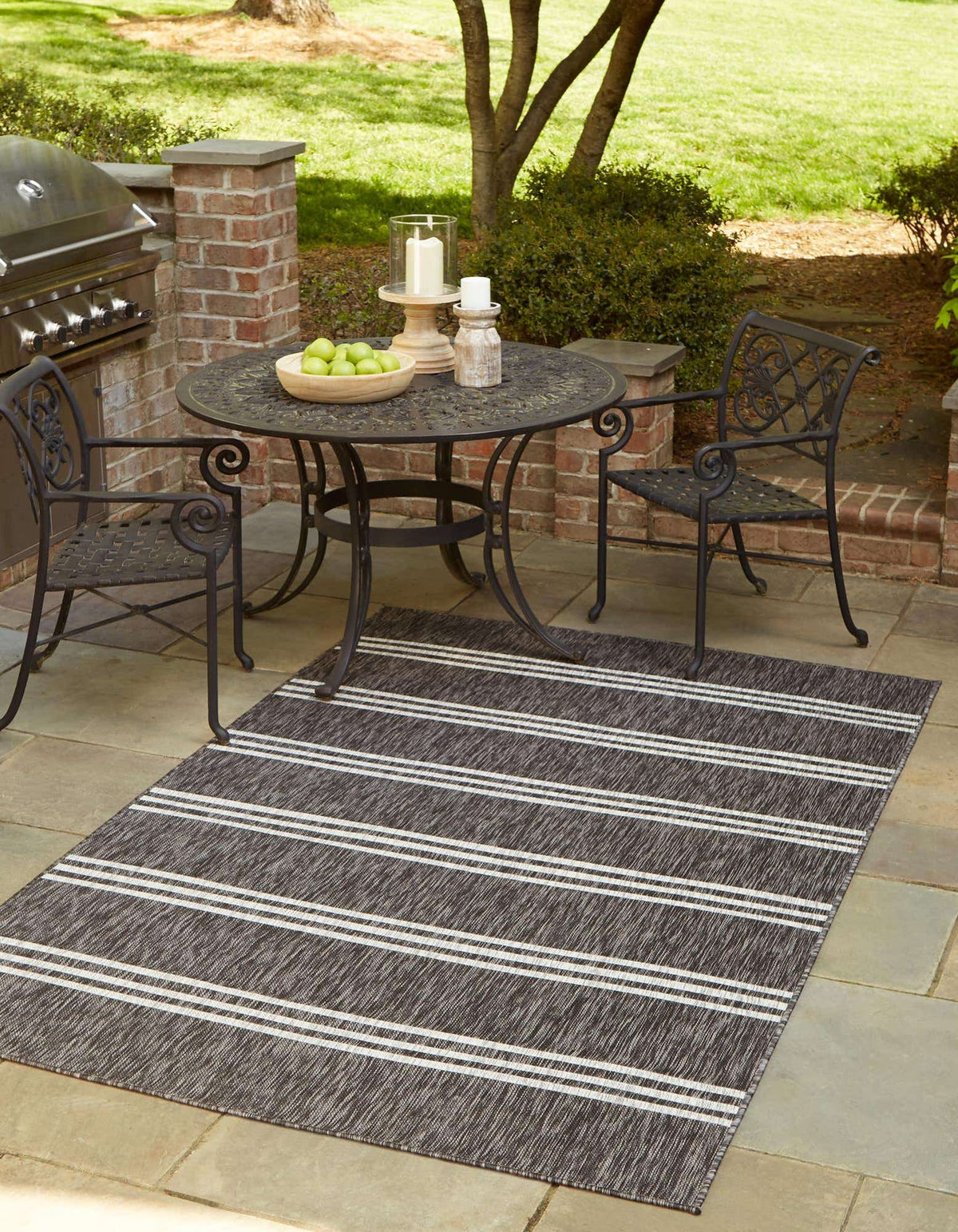 Rechteck Outdoor Teppich Tulum Outdoor in Holzkohle von Hadorn™ - Lifestyle Image