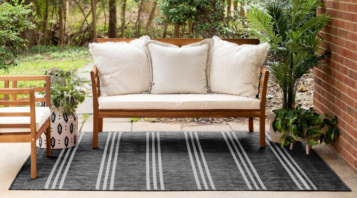 Rechteck Outdoor Teppich Tulum Outdoor in Holzkohle von Hadorn™ - Lifestyle Image