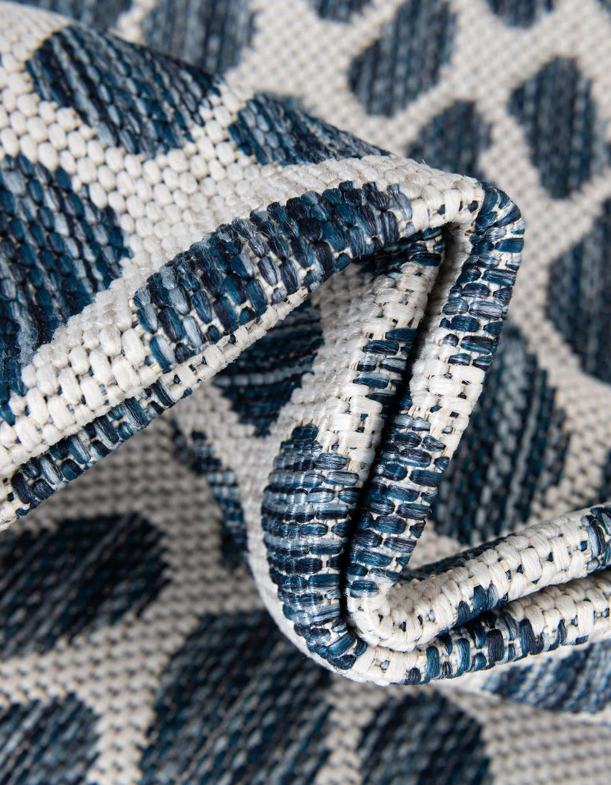Quadratisch Outdoor Teppich Tulum Outdoor in Blau von Hadorn™ - Lifestyle Image