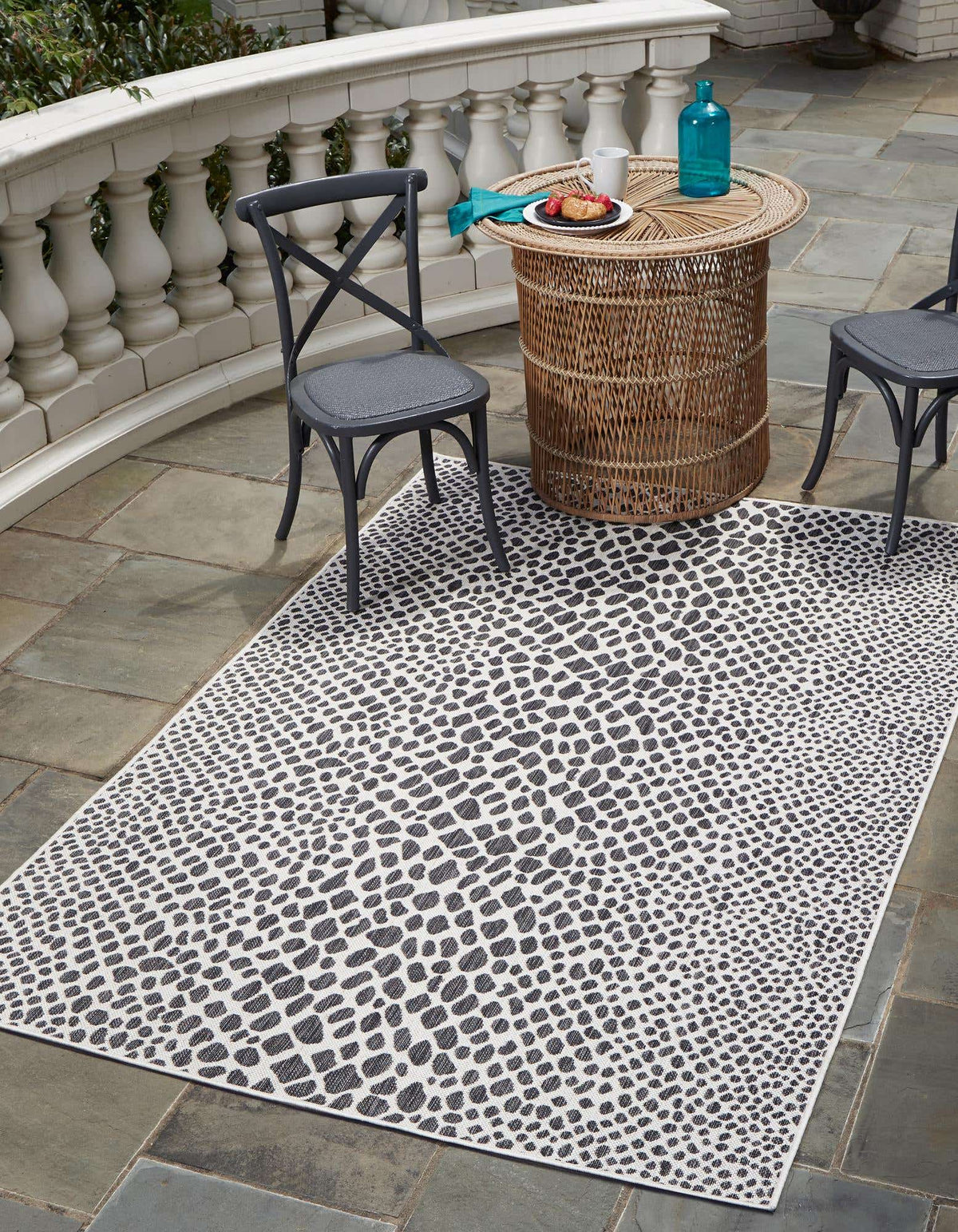 Rechteck Outdoor Teppich Tulum Outdoor in Schwarz von Hadorn™ - Lifestyle Image