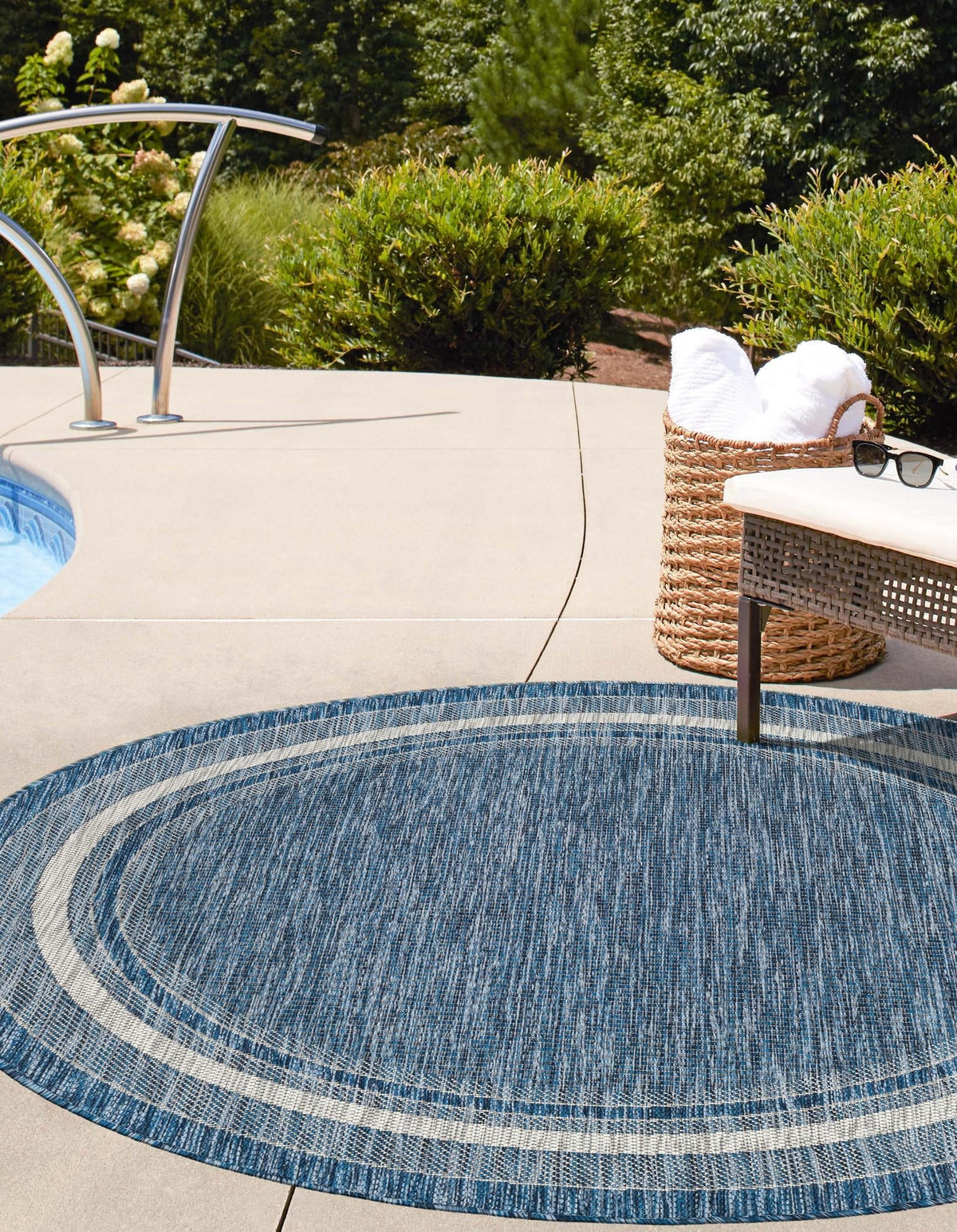 Rund Outdoor Teppich Tulum Outdoor in Blau von Hadorn™ - Lifestyle Image