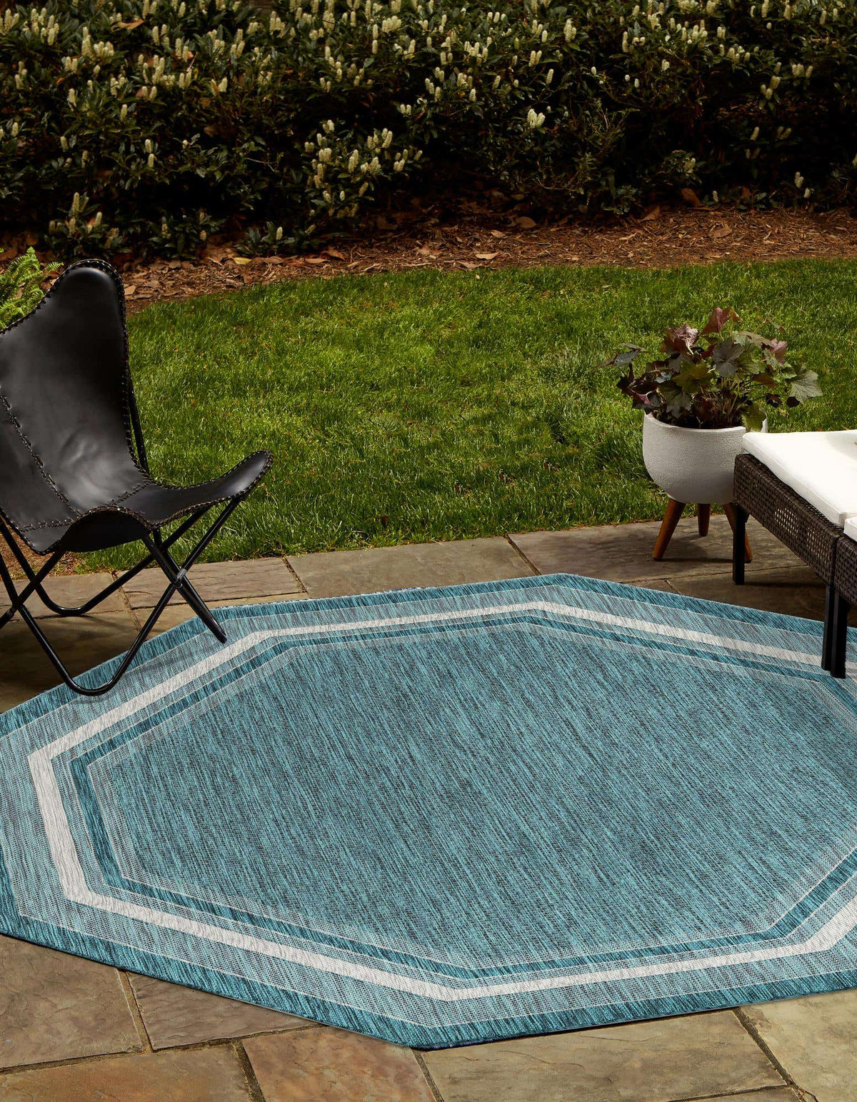 Achteck Outdoor Teppich Tulum Outdoor in Blaugrün von Hadorn™ - Lifestyle Image