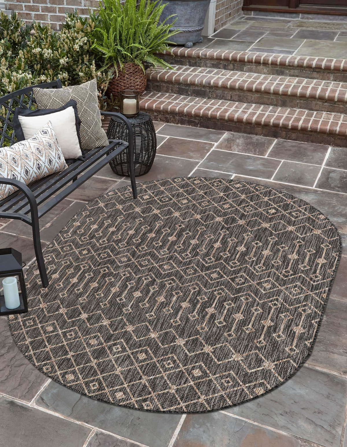 Oval Outdoor Teppich Tulum Outdoor in Anthrazit von Hadorn™ - Lifestyle Image