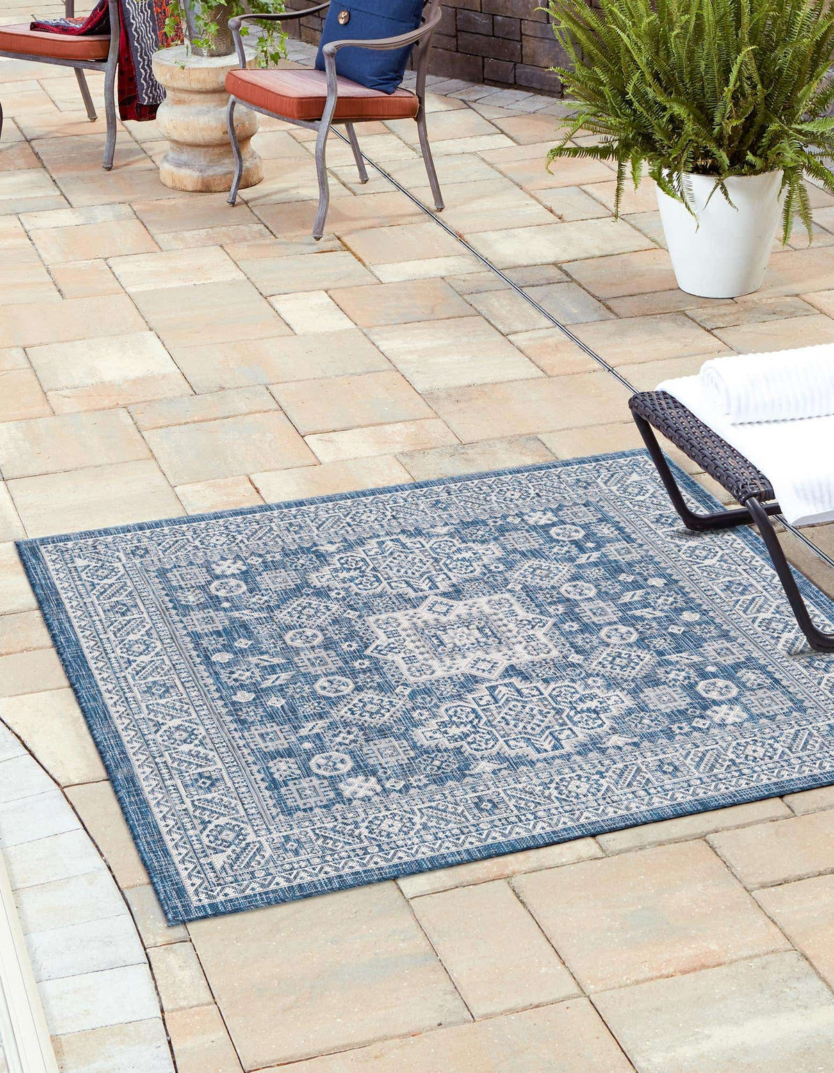 Quadratisch Outdoor Teppich Tulum Outdoor in Blau von Hadorn™ - Lifestyle Image