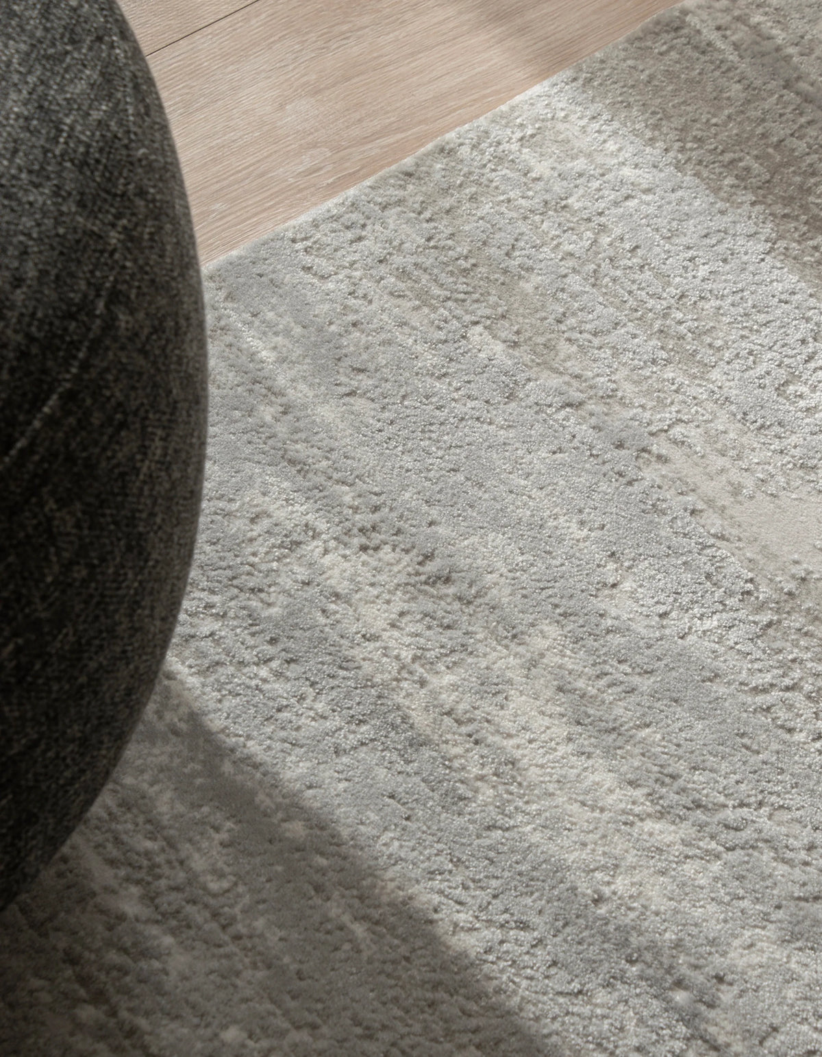 Rechteck Teppich Davos Deep in Grau von Hadorn™ - Lifestyle Image
