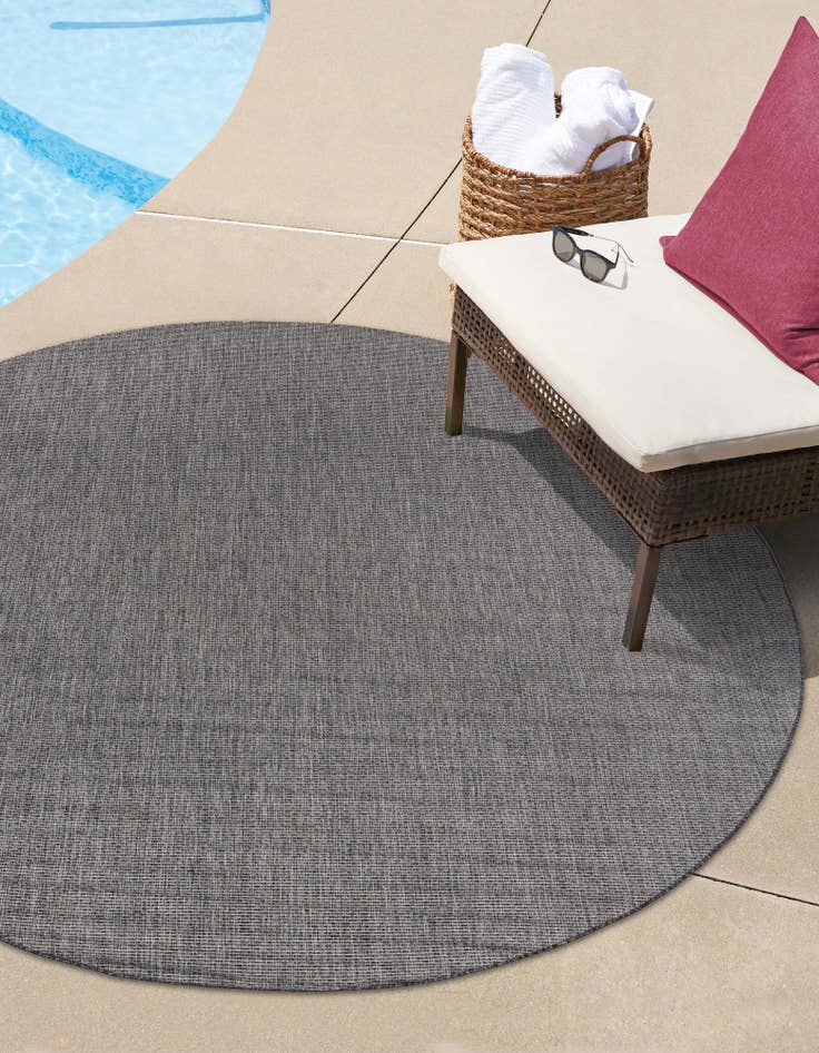 Rund Outdoor Teppich Tulum Outdoor in Schwarz von Hadorn™ - Lifestyle Image