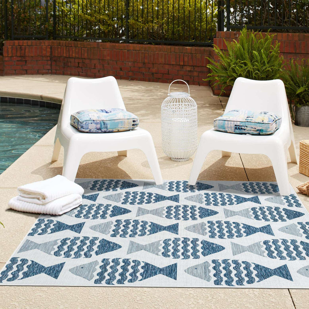 Quadratisch Outdoor Teppich Tulum Outdoor in Marineblau von Hadorn™ - Lifestyle Image
