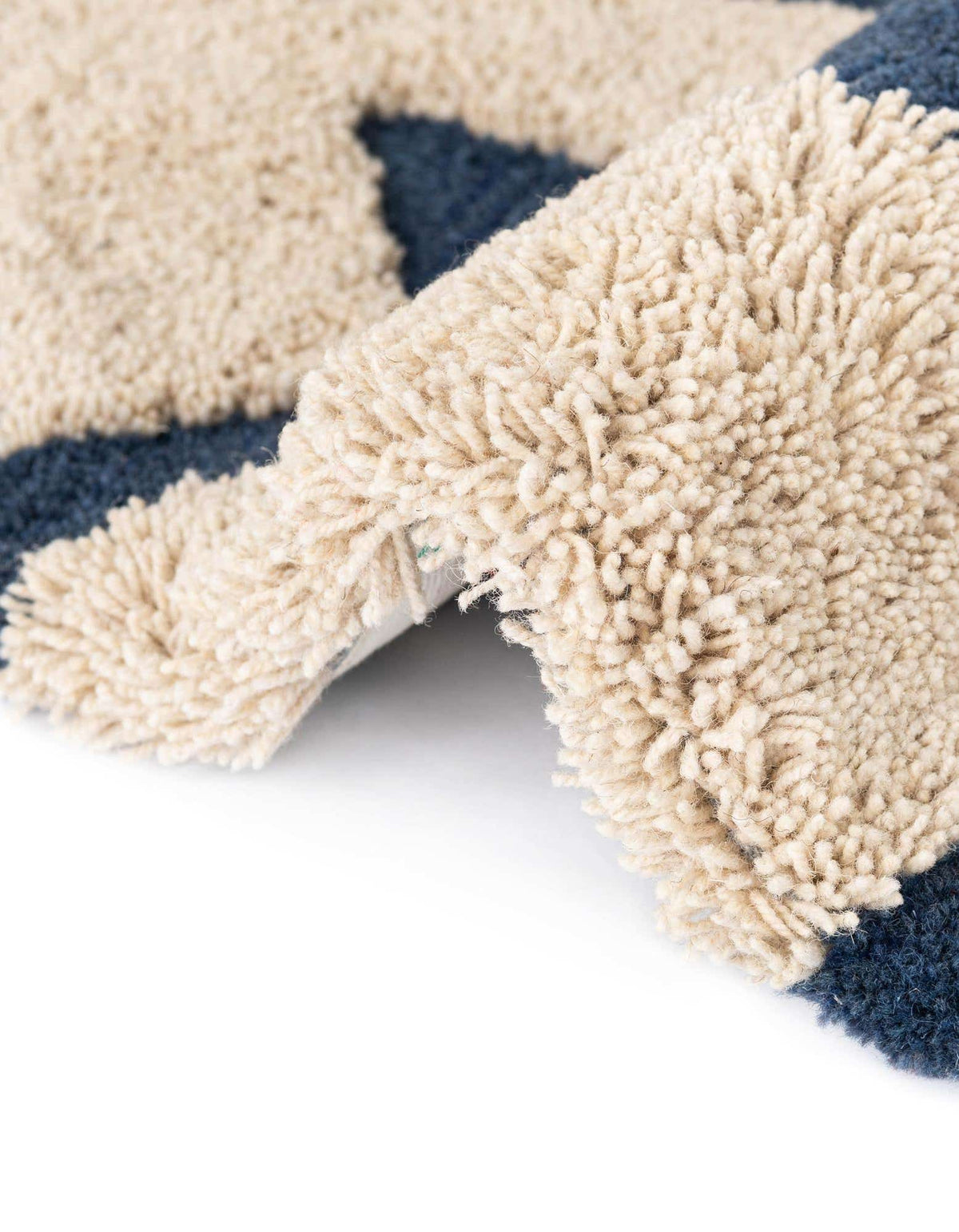 Rechteck Teppich AI Handgetuftet in Marineblau und Elfenbein von Hadorn™ - Lifestyle Image