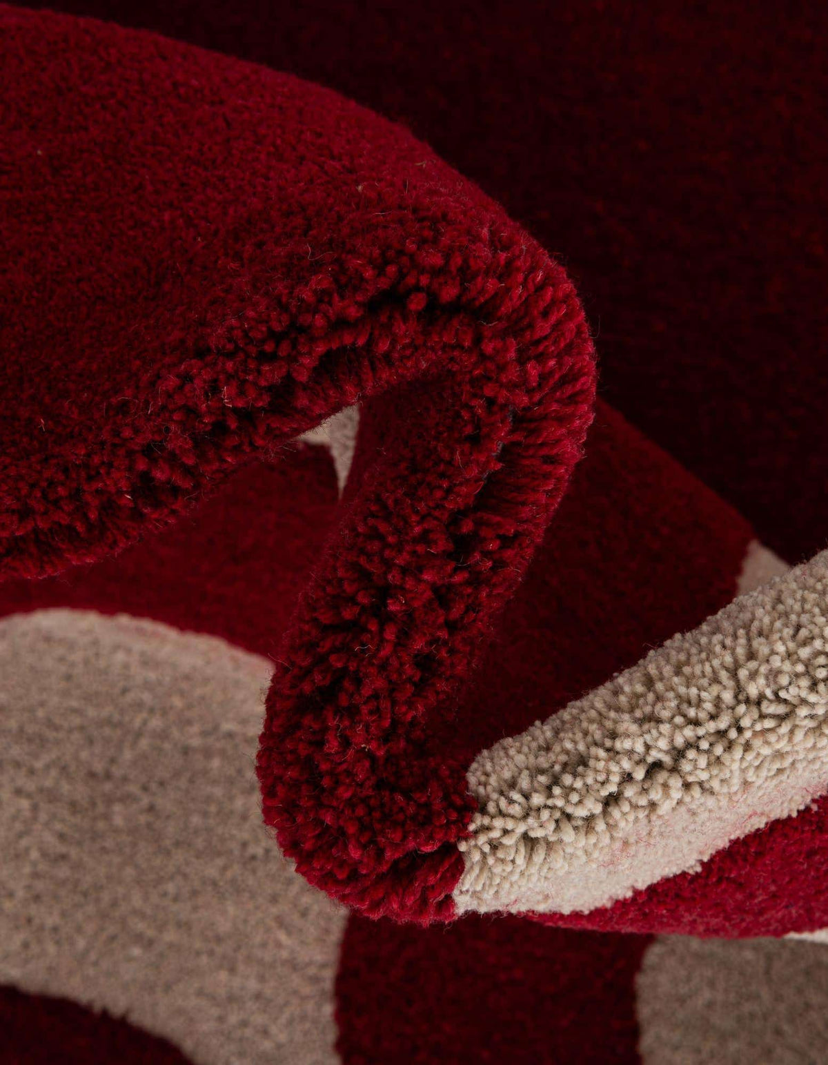 Rechteck Teppich AI Handgetuftet in Rot von Hadorn™ - Lifestyle Image