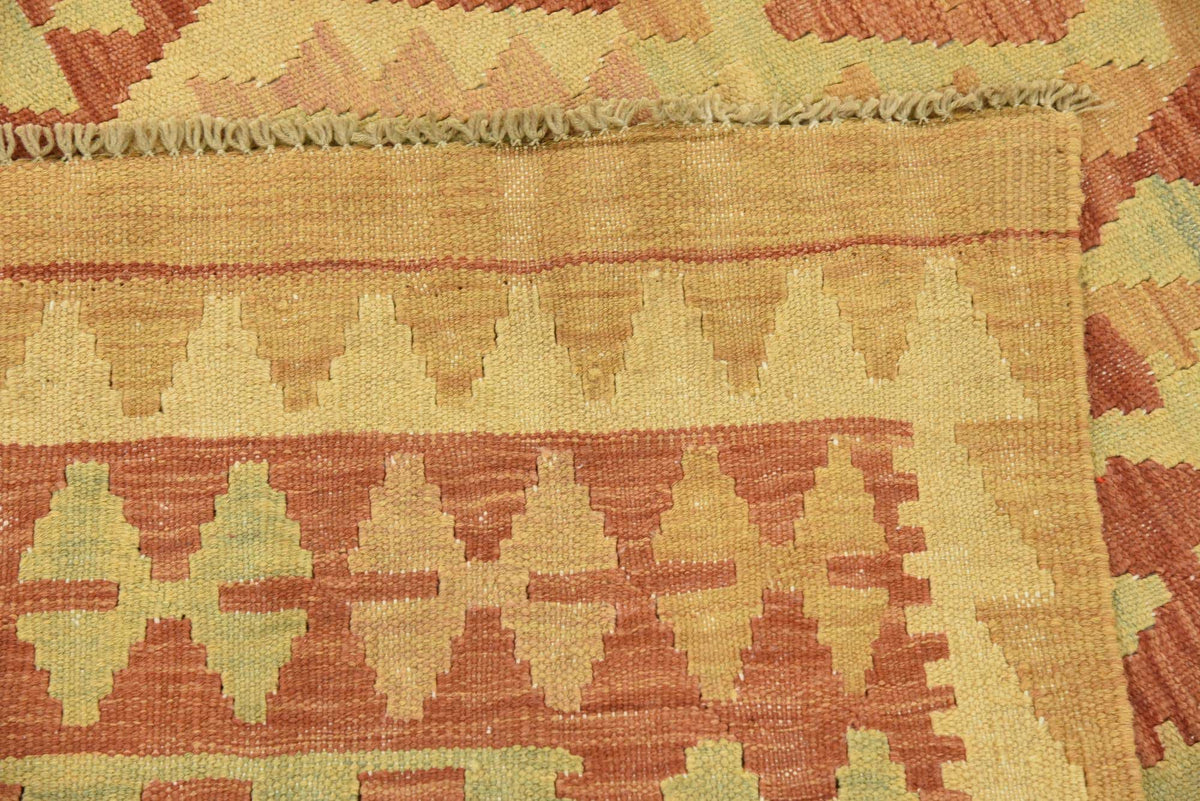 Rechteck Handgeflochten Teppich Kelim Waziri in Rot von Hadorn™ - Lifestyle Image