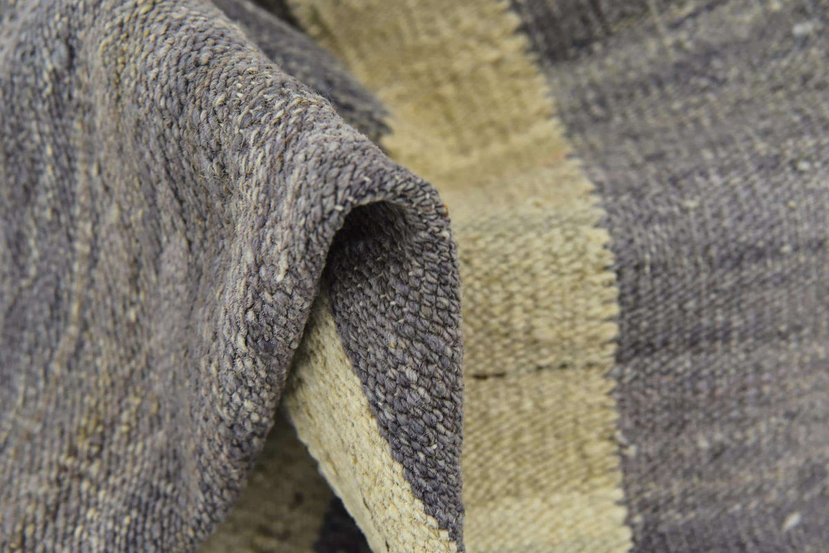 Rechteck Handgeflochten Teppich Kelim Modern in Grau von Hadorn™ - Lifestyle Image