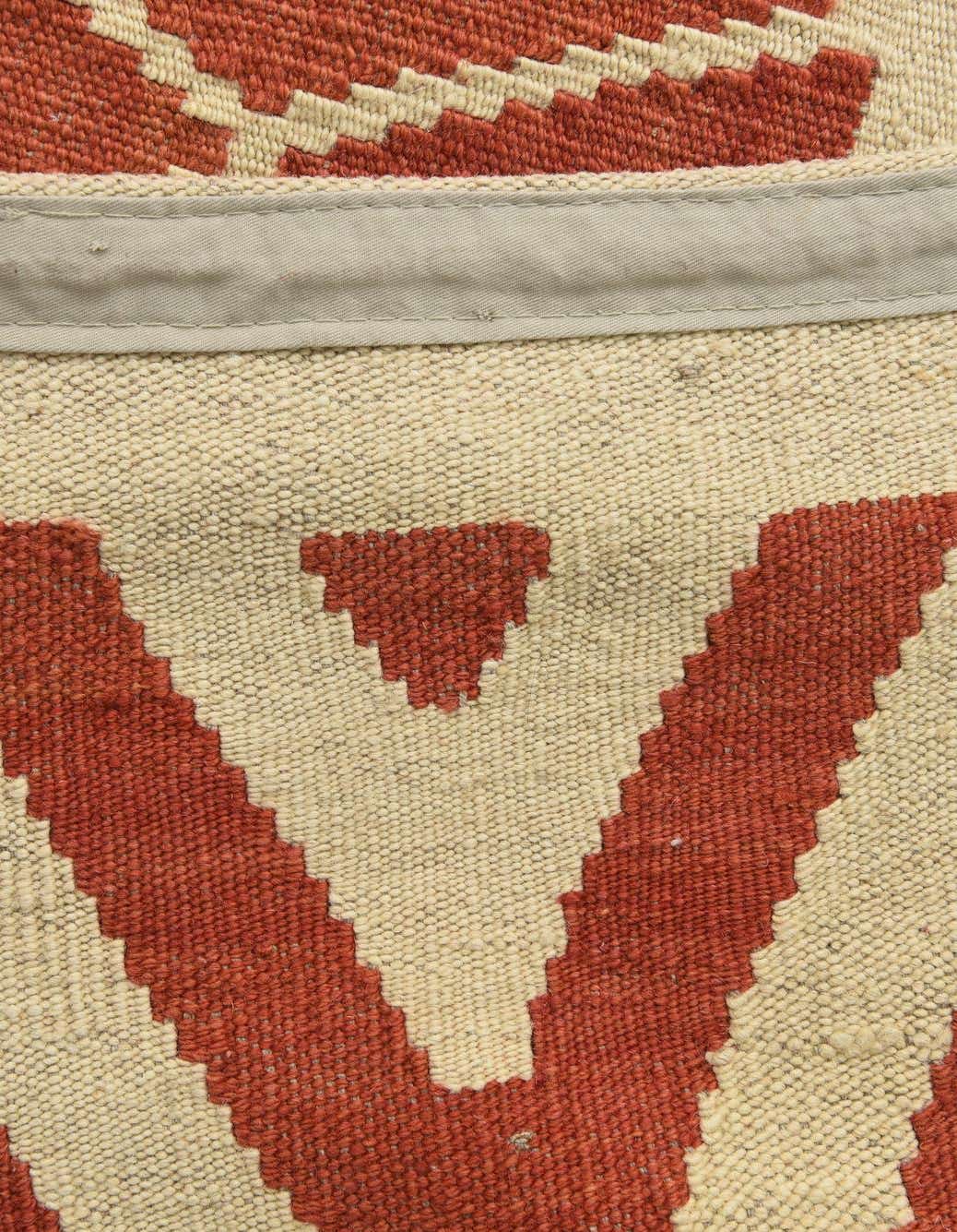 Rechteck Handgeflochten Teppich Kelim Modern in Elfenbein von Hadorn™ - Lifestyle Image