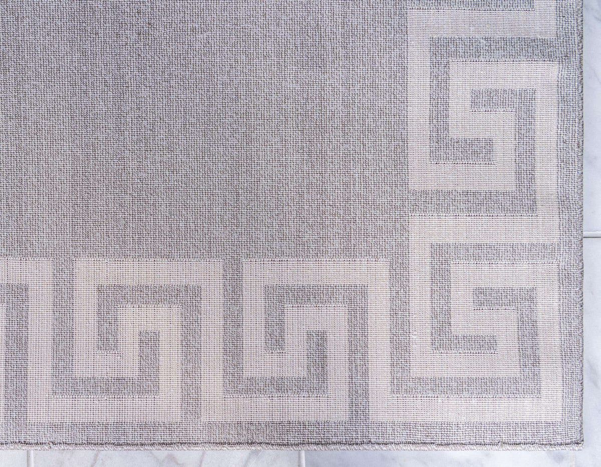 Rechteck Teppich Greek Key in Grau von Hadorn™ - Lifestyle Image