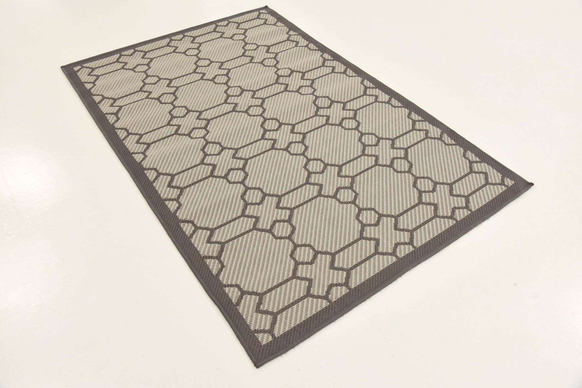 Rechteck Outdoor Teppich Outdoor Trellis in Grau von Hadorn™ - Lifestyle Image