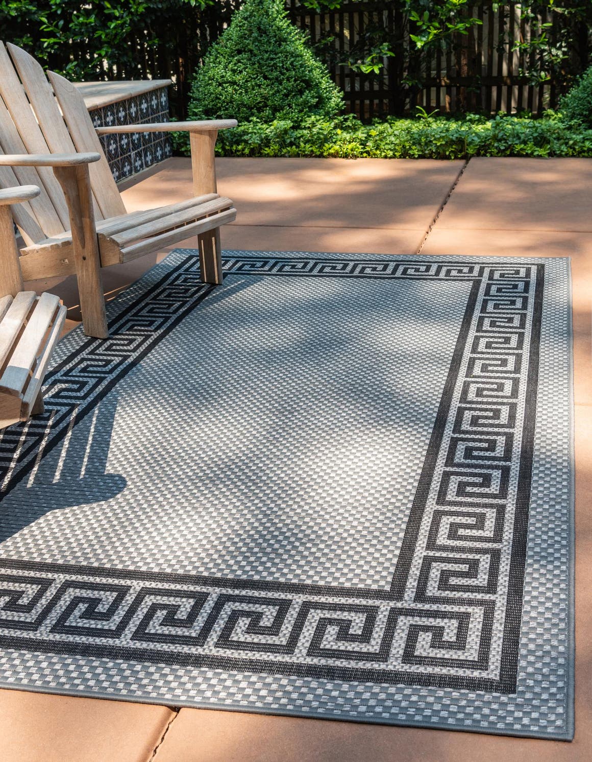 Rechteck Outdoor Teppich Outdoor Border in Grau von Hadorn™ - Lifestyle Image