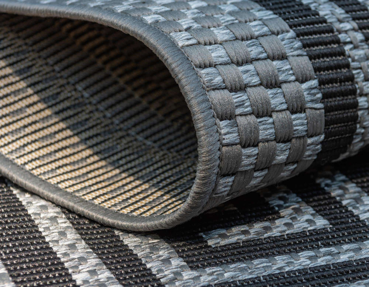 Rechteck Outdoor Teppich Outdoor Border in Grau von Hadorn™ - Lifestyle Image