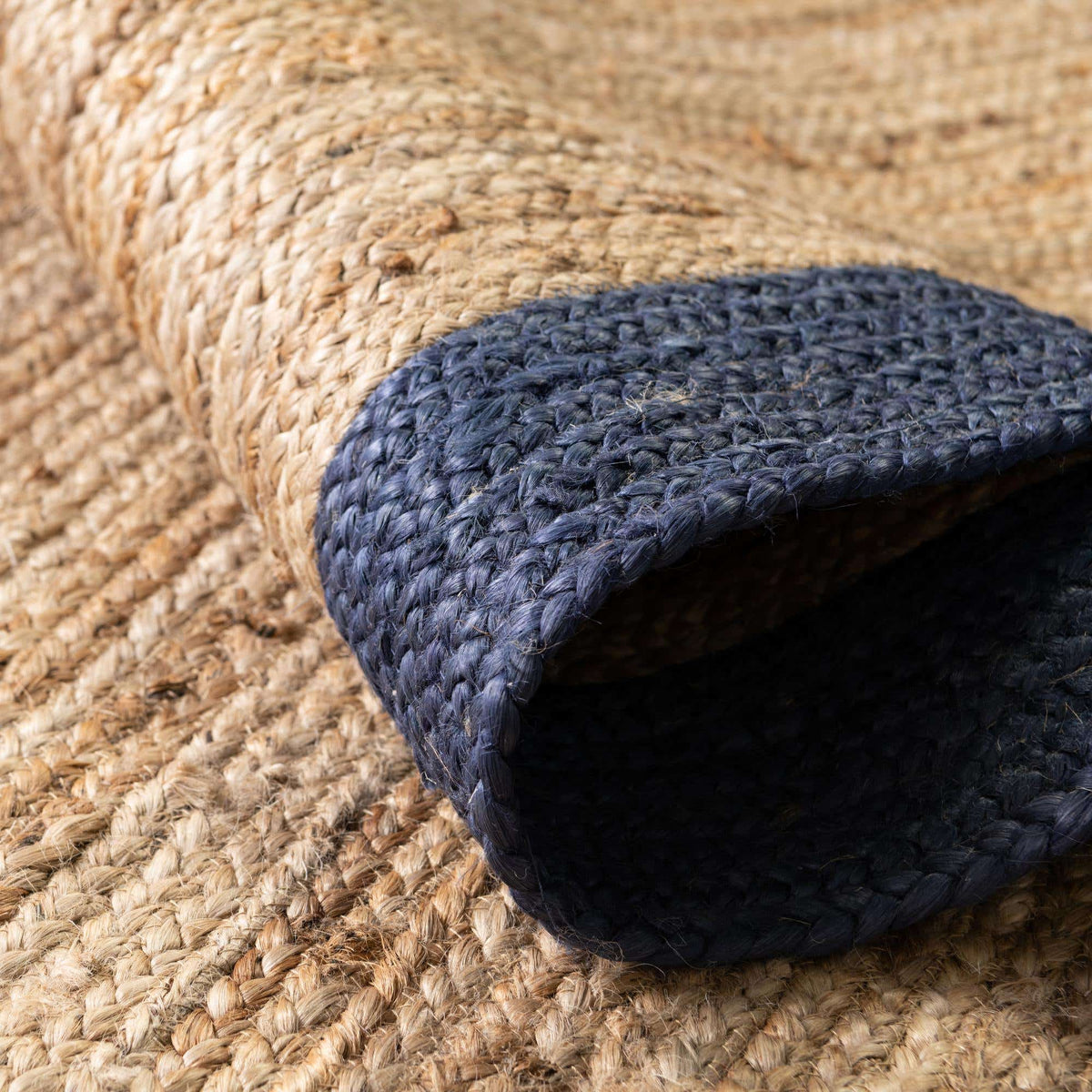 Rechteck Teppich Braided Jute in Natürlich von Hadorn™ - Lifestyle Image