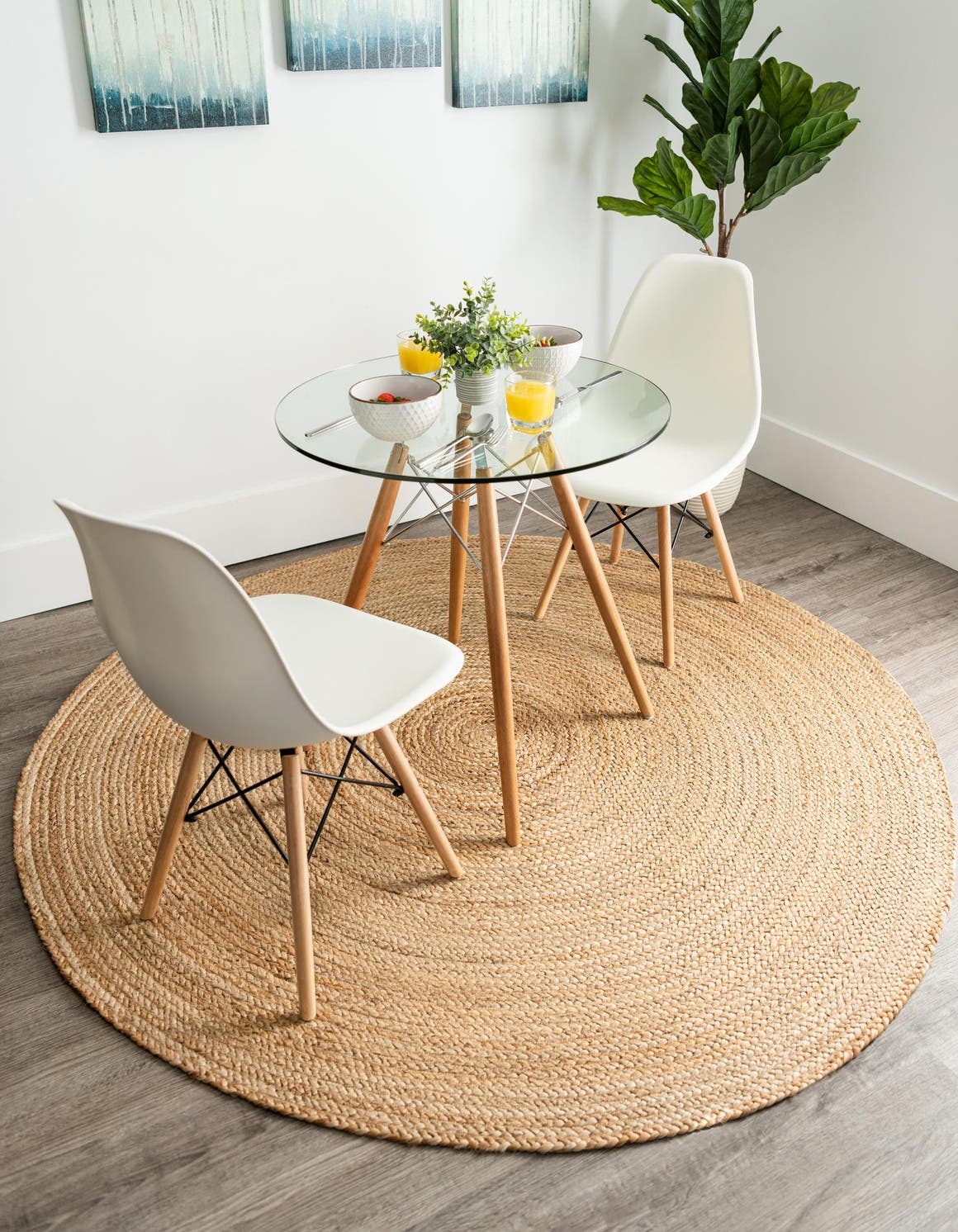 Rund Handgeflochten Teppich Braided Jute in Natürlich von Hadorn™ - Lifestyle Image