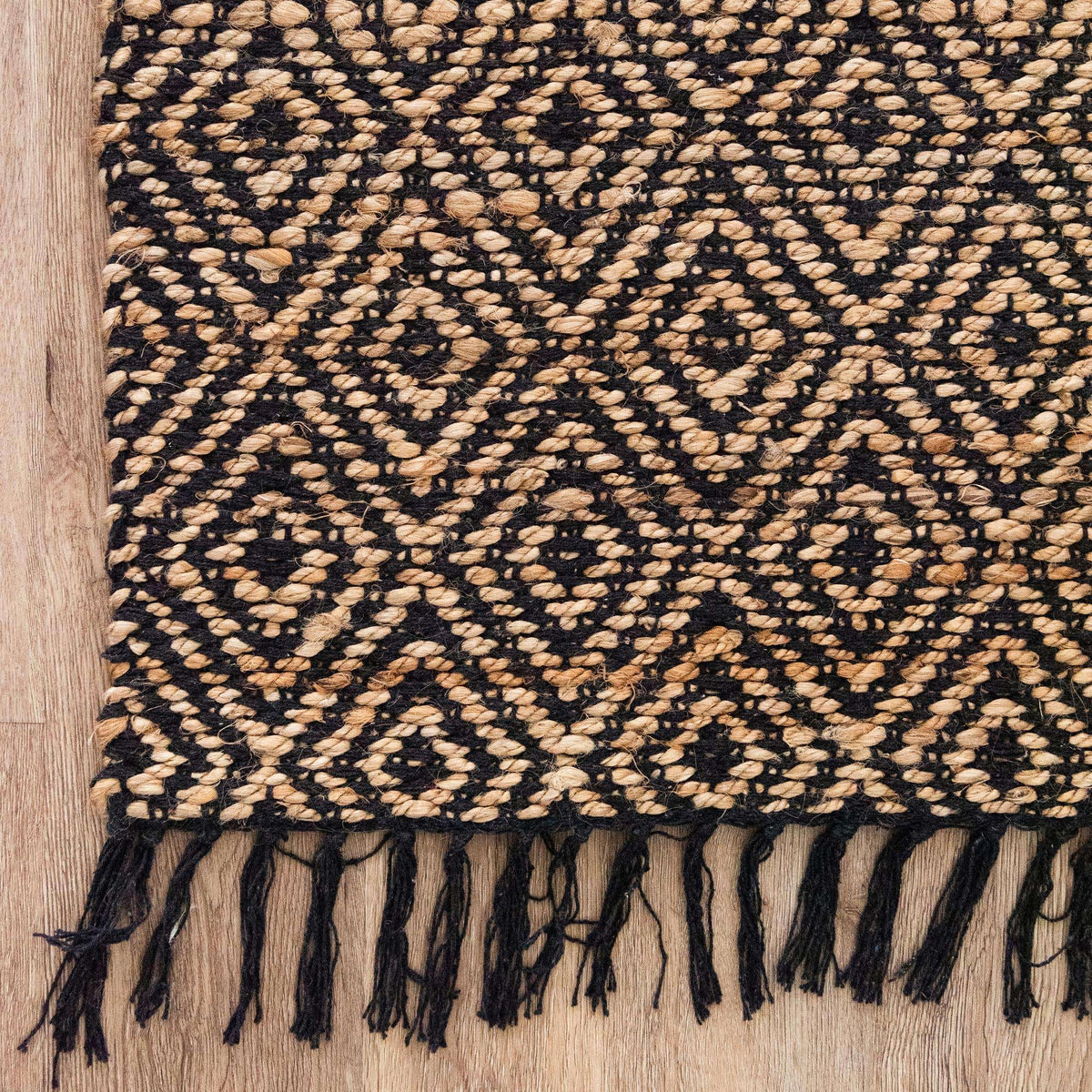 Rechteck Teppich Braided Jute in Schwarz von Hadorn™ - Lifestyle Image