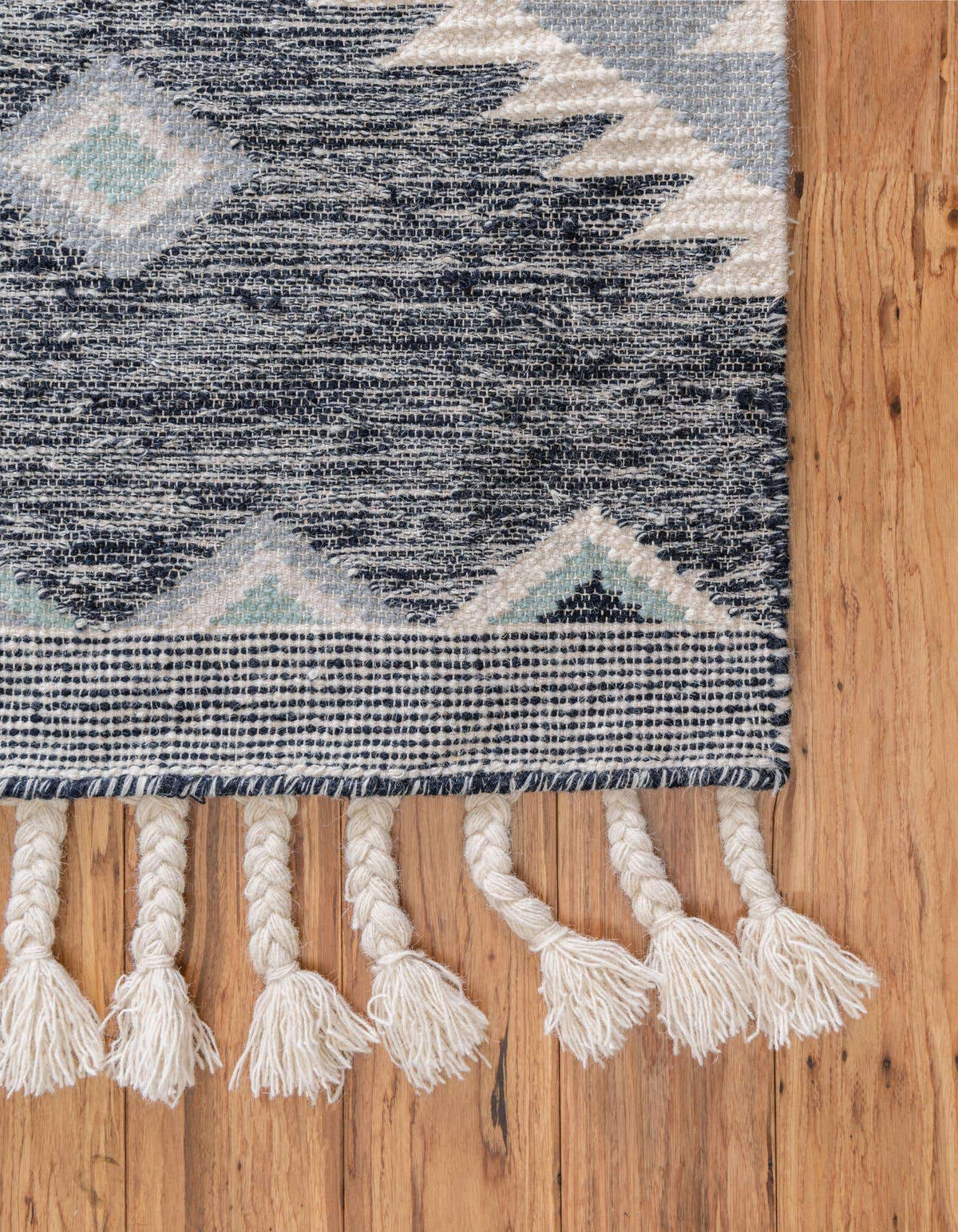 Rechteck Handgeflochten Teppich Arizona in Dunkelblau von Hadorn™ - Lifestyle Image