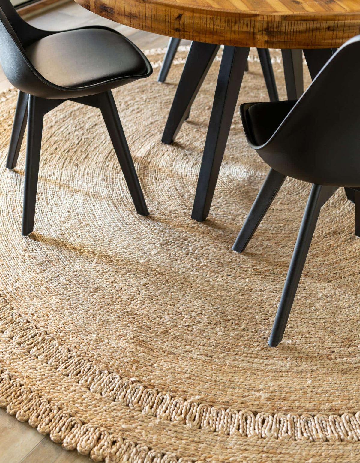 Rund Teppich Braided Jute in Natürlich von Hadorn™ - Lifestyle Image