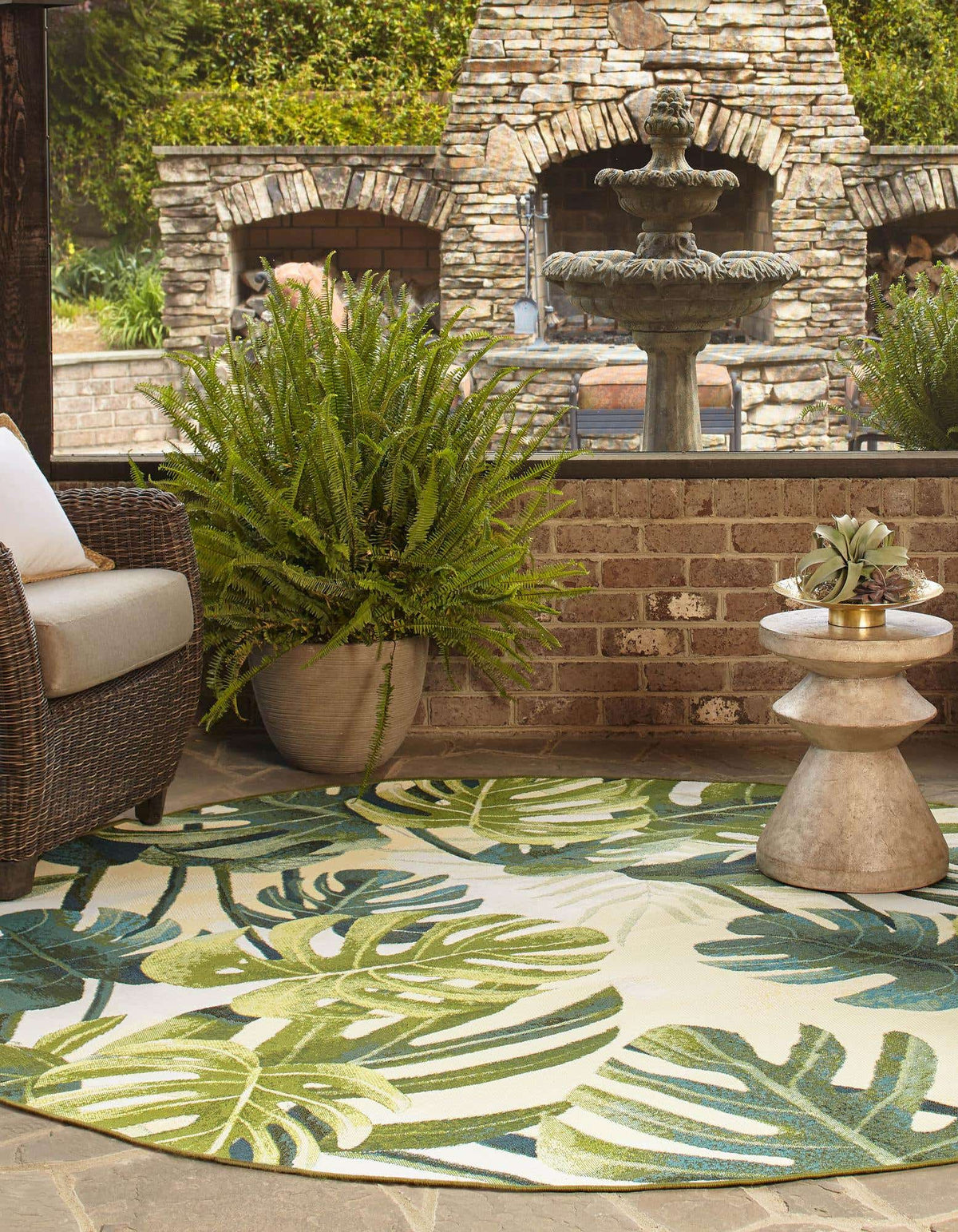 Rund Outdoor Teppich Outdoor Botanical in Grün von Hadorn™ - Lifestyle Image
